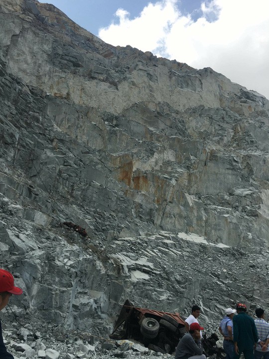 Bình Dương: Chồng lái xe ben rơi xuống vực sâu, vợ khóc thảm