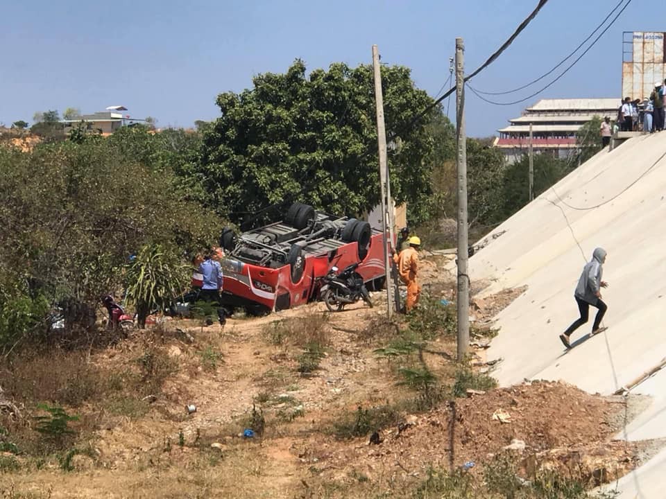 Xe khách rơi xuống vực ở Bình Thuận, nhiều hành khách ngoại quốc nhập viện cấp cứu