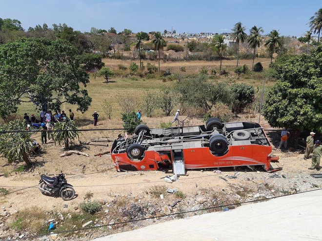 Xe khách rơi xuống vực ở Bình Thuận, nhiều hành khách ngoại quốc nhập viện cấp cứu