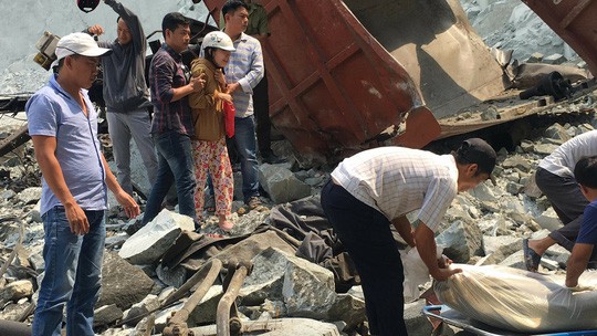 Bình Dương: Chồng lái xe ben rơi xuống vực sâu, vợ khóc thảm