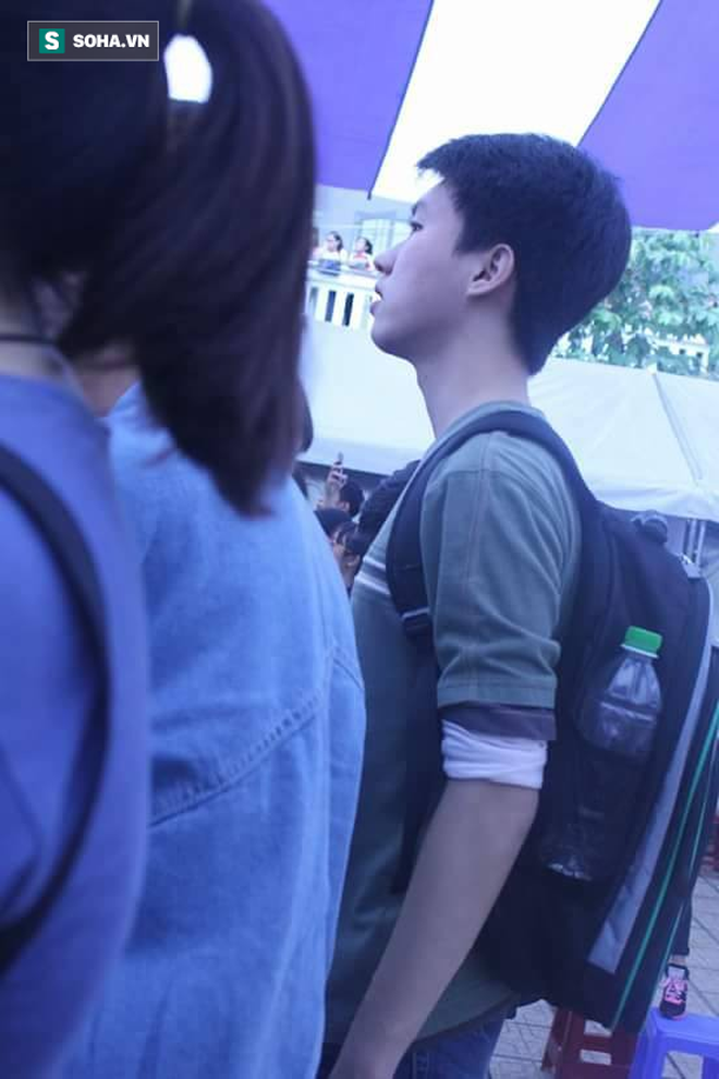 Thầy giáo bị nam sinh chụp lén: Đi dạy thêm về, bỗng nhiên thấy bạn bè tag tên liên tục