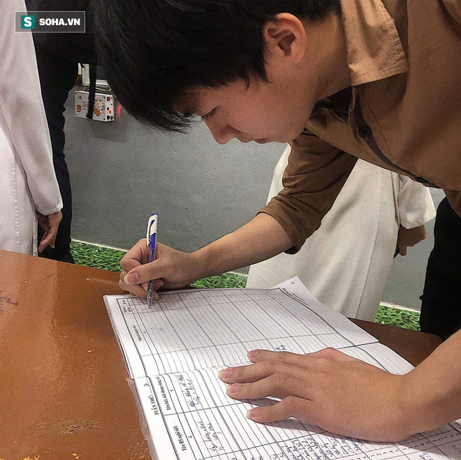 Thầy giáo bị nam sinh chụp lén: Đi dạy thêm về, bỗng nhiên thấy bạn bè tag tên liên tục