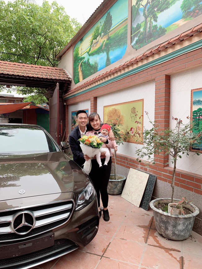 Chân dung mẹ bỉm chẳng phải chân dài hay hot girl vẫn được chồng yêu chiều, tặng quà 8/3 là chiếc Mercedes 2,5 tỷ