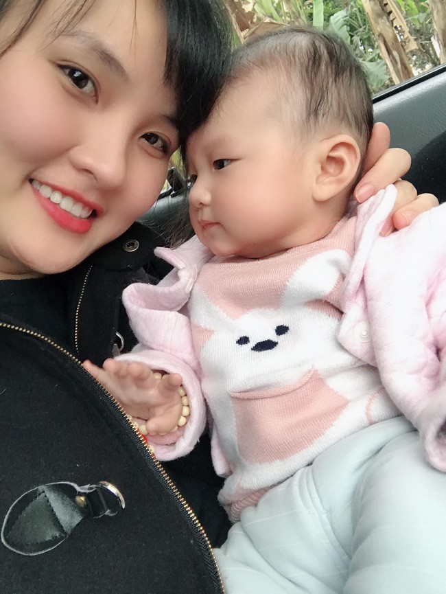 Chân dung mẹ bỉm chẳng phải chân dài hay hot girl vẫn được chồng yêu chiều, tặng quà 8/3 là chiếc Mercedes 2,5 tỷ