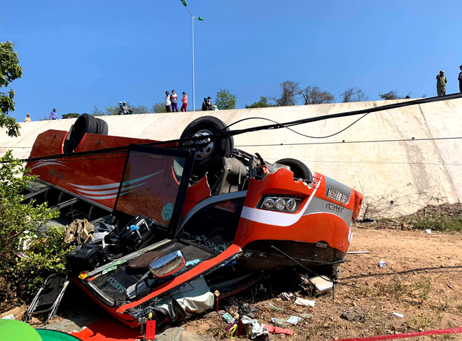 Tài xế xe chở khách Hàn Quốc lao xuống vực đã tử vong