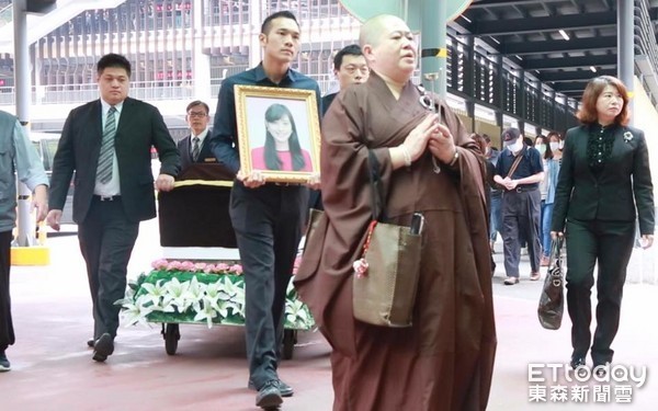 Cô gái xinh đẹp tự sát sau nhiều năm bị thầy giáo cưỡng bức: Công lý ở đâu?