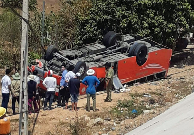 Hiện trường thảm khốc vụ xe chở du khách nước ngoài lao xuống vực ở Bình Thuận