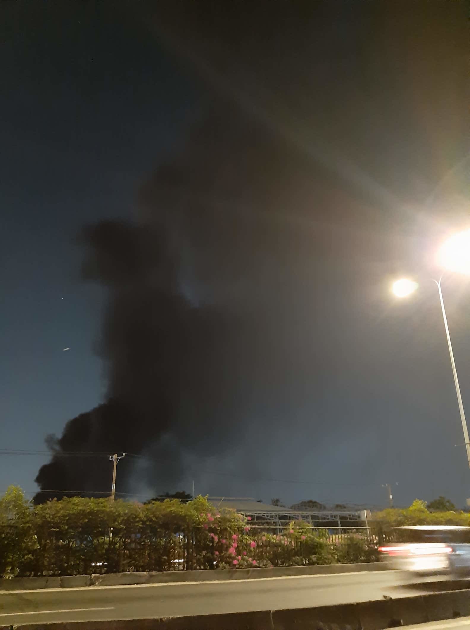 Biển lửa bao trùm bãi xe ở Sài Gòn