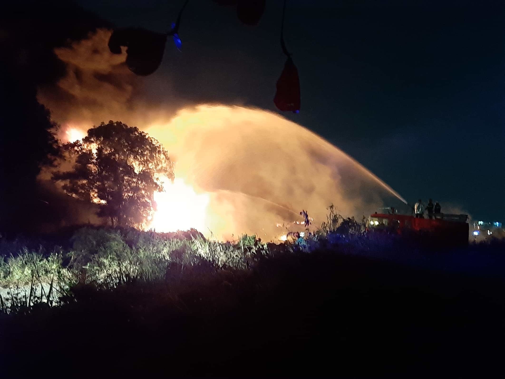 Biển lửa bao trùm bãi xe ở Sài Gòn