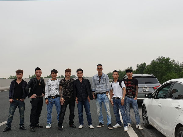 Xác minh, xử lý nhóm Khá Bảnh thản nhiên dừng xe trên cao tốc rồi dàn hàng chụp ảnh