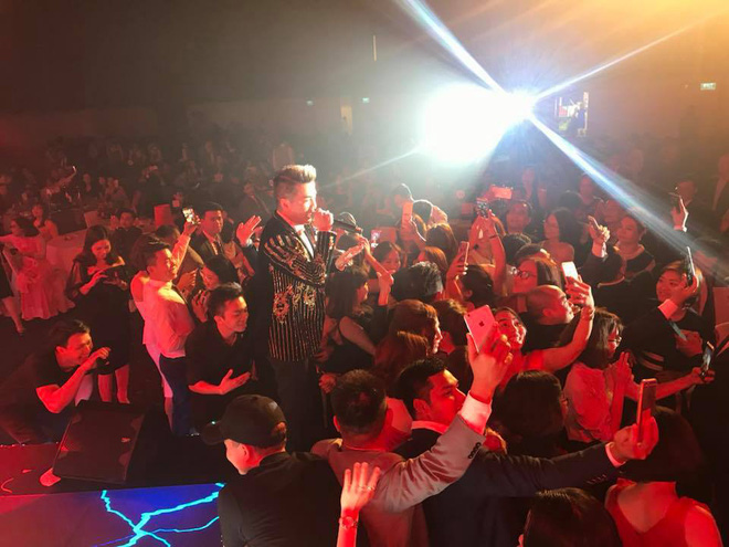 Khán giả vây quanh ôm hôn động chạm quá nhiều, Đàm Vĩnh Hưng viết tâm thư gửi ông bà chủ hay mướn em hát