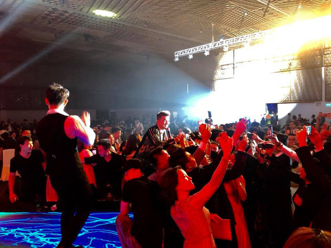 Khán giả vây quanh ôm hôn động chạm quá nhiều, Đàm Vĩnh Hưng viết tâm thư gửi ông bà chủ hay mướn em hát