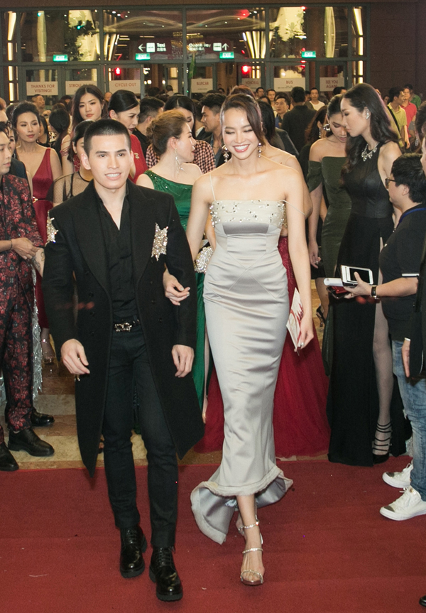 Dàn sao lộng lẫy trên thảm đỏ Đêm hội chân dài 12