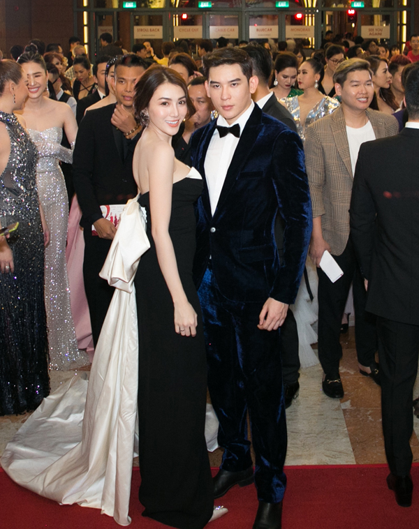 Dàn sao lộng lẫy trên thảm đỏ Đêm hội chân dài 12