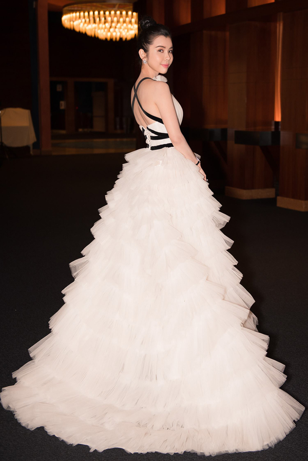 Dàn sao lộng lẫy trên thảm đỏ Đêm hội chân dài 12