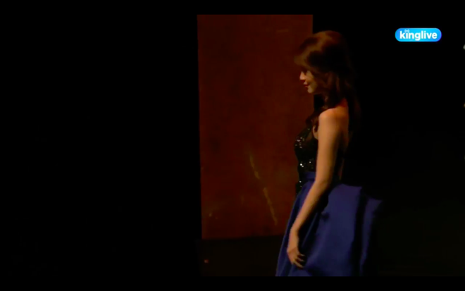 Vũ Khắc Tiệp bất ngờ ngã dúi dụi khi phát biểu kết thúc chương trình để đời