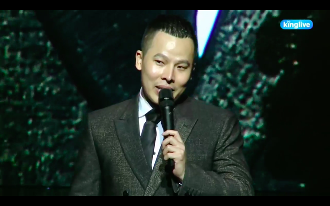 Vũ Khắc Tiệp bất ngờ ngã dúi dụi khi phát biểu kết thúc chương trình để đời Vũ Khắc Tiệp bất ngờ ngã dúi dụi khi phát biểu kết thúc chương trình để đời