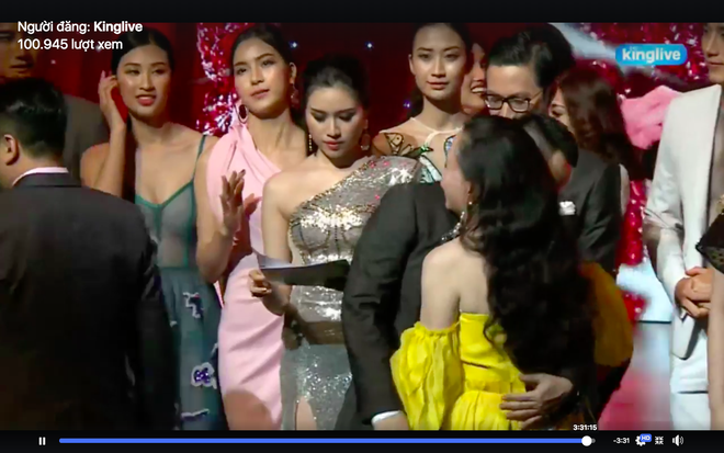 Vũ Khắc Tiệp bất ngờ ngã dúi dụi khi phát biểu kết thúc chương trình để đời Vũ Khắc Tiệp bất ngờ ngã dúi dụi khi phát biểu kết thúc chương trình để đời