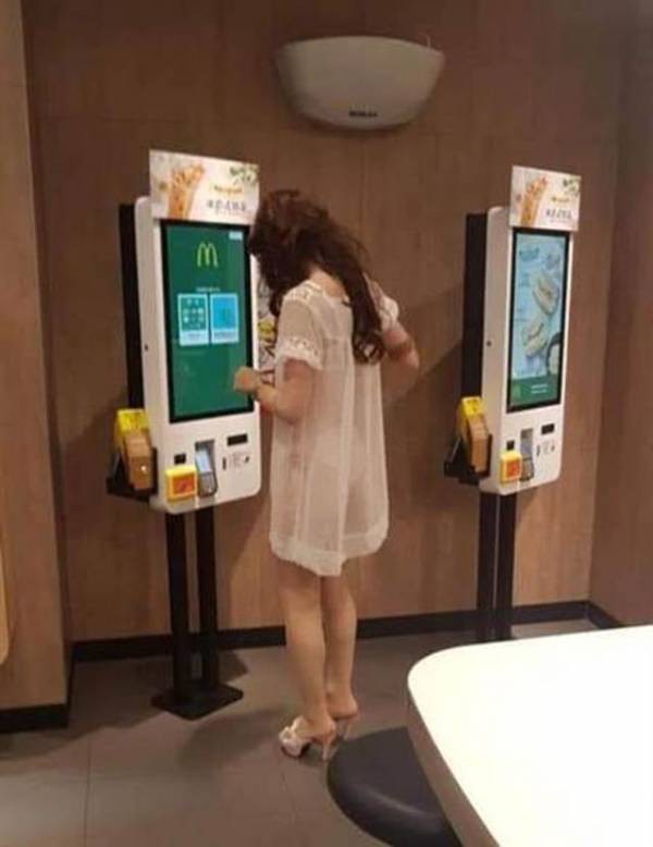 Cô gái trẻ mặc chiếc váy mỏng như màn tuyn đi mua đồ, nhìn rõ mồn một nội y khiến người xung quanh đỏ mặt