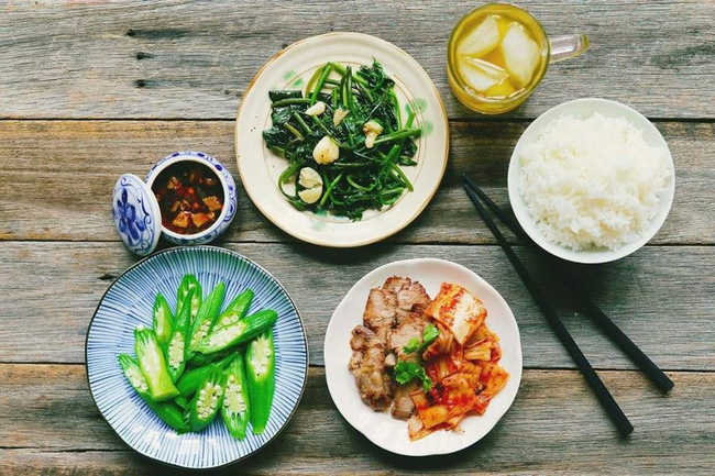 Trai đảm khiến chị em lóa mắt vì mâm cơm cực ngon, ai ngờ chưa kịp hãnh diện đã bị dân mạng bóc mẽ thế này