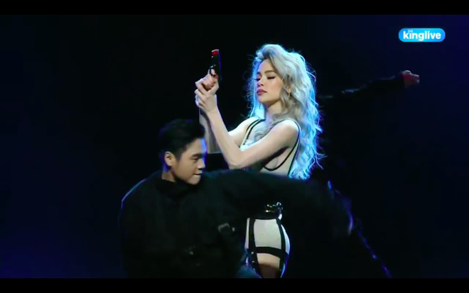 Nhảy bốc lửa, Hồ Ngọc Hà gặp sự cố trên sân khấu Đêm hội chân dài cuối cùng