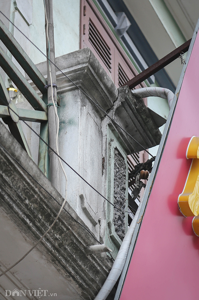 Hà Nội: Nhà trên phố Đào Tấn đồng loạt... chống nạng