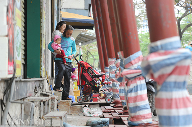 Hà Nội: Nhà trên phố Đào Tấn đồng loạt... chống nạng Hà Nội: Nhà trên phố Đào Tấn đồng loạt... chống nạng