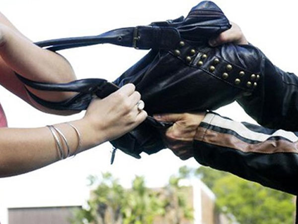 TP.HCM: Nữ du khách Nhật hô hoán, truy đuổi theo 2 tên cướp sau khi bị giật túi xách trên phố