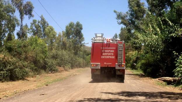 [NÓNG] Hình ảnh đầu tiên từ hiện trường vụ rơi máy bay thảm khốc ở Ethiopia: Tất cả đều cháy rụi