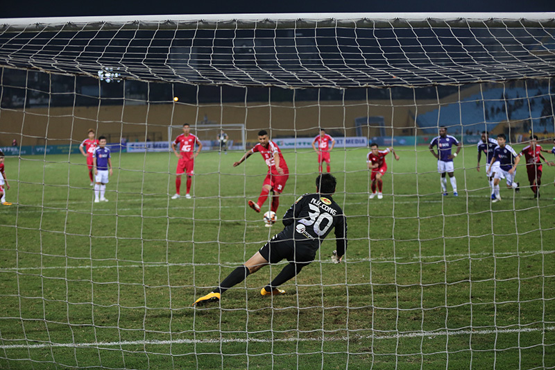 Trọng tài V-League bị treo còi vì ngó lơ phạt đền cho HAGL