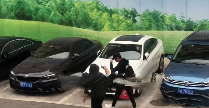 Phùng Thiệu Phong lần đầu xuất hiện tại bệnh viện, mang theo nôi chuẩn bị đón Triệu Lệ Dĩnh và quý tử về nhà