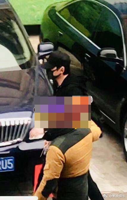 Phùng Thiệu Phong lần đầu xuất hiện tại bệnh viện, mang theo nôi chuẩn bị đón Triệu Lệ Dĩnh và quý tử về nhà