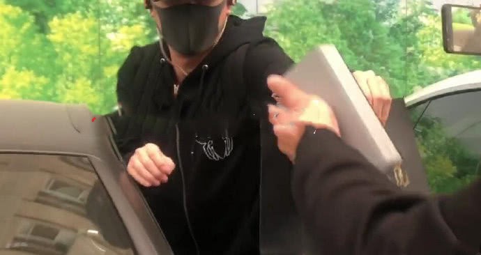 Phùng Thiệu Phong lần đầu xuất hiện tại bệnh viện, mang theo nôi chuẩn bị đón Triệu Lệ Dĩnh và quý tử về nhà