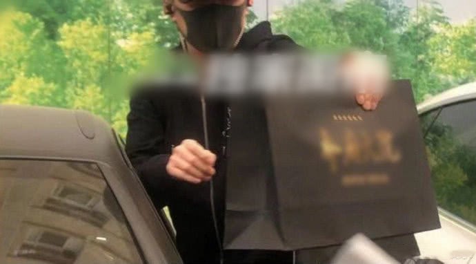 Phùng Thiệu Phong lần đầu xuất hiện tại bệnh viện, mang theo nôi chuẩn bị đón Triệu Lệ Dĩnh và quý tử về nhà