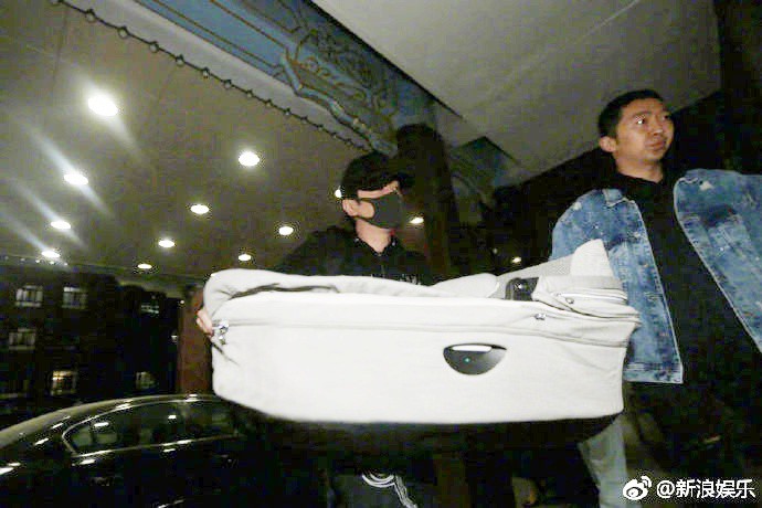 Phùng Thiệu Phong lần đầu xuất hiện tại bệnh viện, mang theo nôi chuẩn bị đón Triệu Lệ Dĩnh và quý tử về nhà