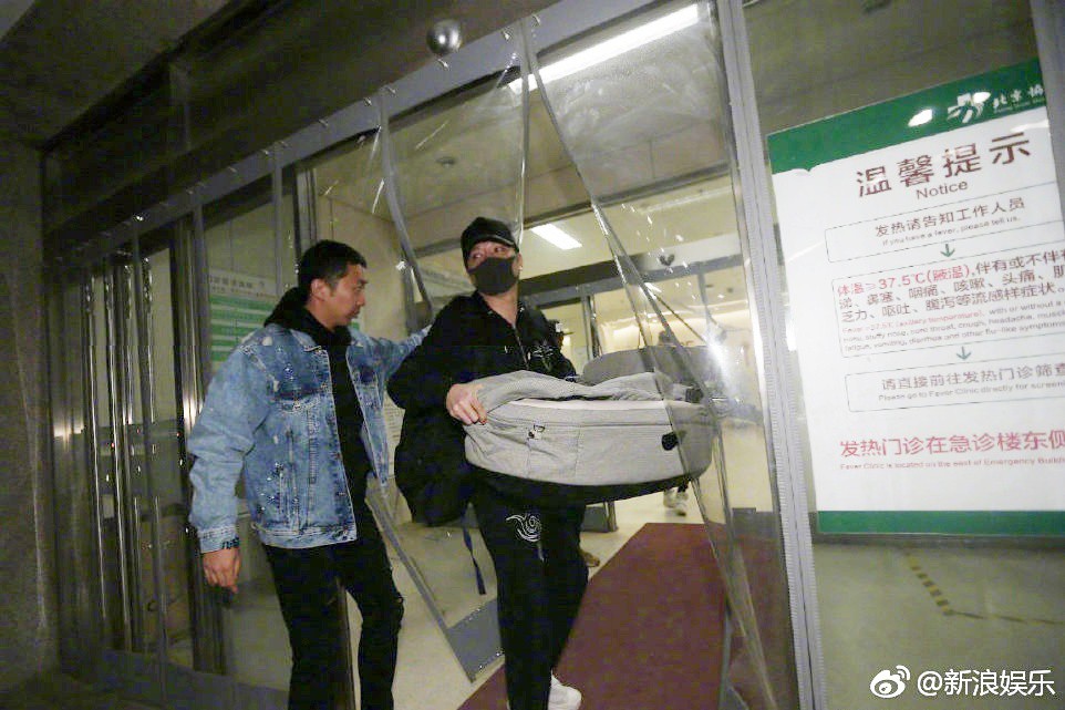 Phùng Thiệu Phong lần đầu xuất hiện tại bệnh viện, mang theo nôi chuẩn bị đón Triệu Lệ Dĩnh và quý tử về nhà