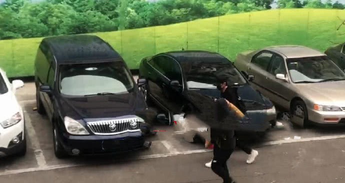 Phùng Thiệu Phong lần đầu xuất hiện tại bệnh viện, mang theo nôi chuẩn bị đón Triệu Lệ Dĩnh và quý tử về nhà