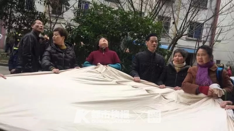 Bé gái 8 tuổi nắm chặt tay em trai lơ lửng tầng 5 trong 20 phút