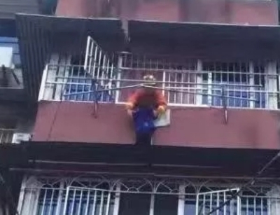 Bé gái 8 tuổi nắm chặt tay em trai lơ lửng tầng 5 trong 20 phút