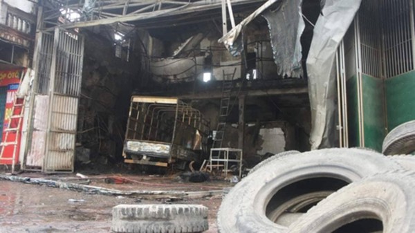 Xưởng sửa chữa lốp ô tô cháy trong đêm, 6 người thoát nạn