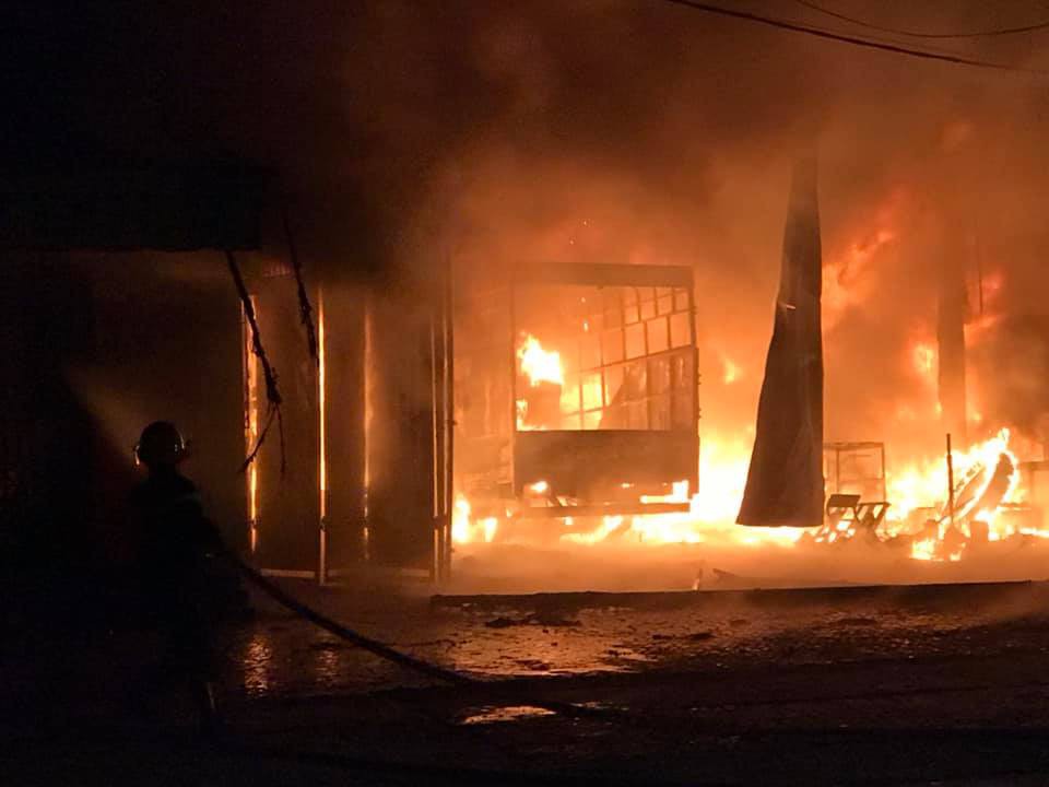 Xưởng sửa chữa lốp ô tô cháy trong đêm, 6 người thoát nạn