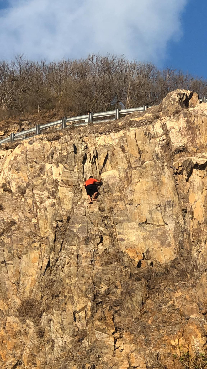 Clip: Nam thanh niên liều lĩnh leo núi đá cheo leo bằng tay không rồi bất ngờ rơi xuống khiến nhiều người rùng mình thót tim