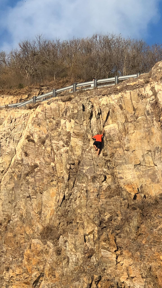 Clip: Nam thanh niên liều lĩnh leo núi đá cheo leo bằng tay không rồi bất ngờ rơi xuống khiến nhiều người rùng mình thót tim