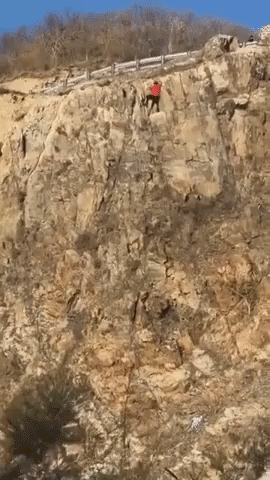 Clip: Nam thanh niên liều lĩnh leo núi đá cheo leo bằng tay không rồi bất ngờ rơi xuống khiến nhiều người rùng mình thót tim