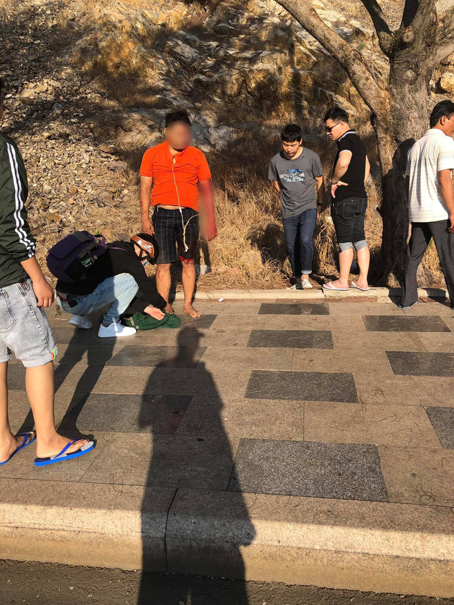 Clip: Nam thanh niên liều lĩnh leo núi đá cheo leo bằng tay không rồi bất ngờ rơi xuống khiến nhiều người rùng mình thót tim