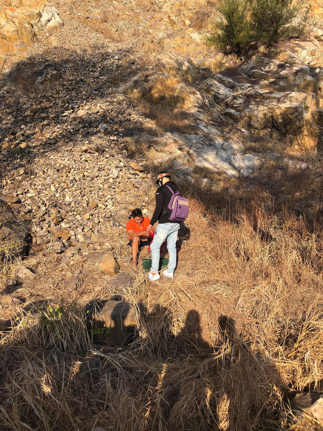 Clip: Nam thanh niên liều lĩnh leo núi đá cheo leo bằng tay không rồi bất ngờ rơi xuống khiến nhiều người rùng mình thót tim