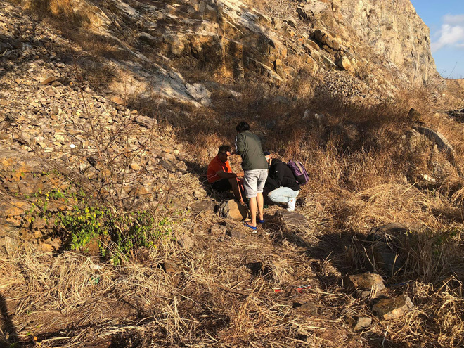 Clip: Nam thanh niên liều lĩnh leo núi đá cheo leo bằng tay không rồi bất ngờ rơi xuống khiến nhiều người rùng mình thót tim