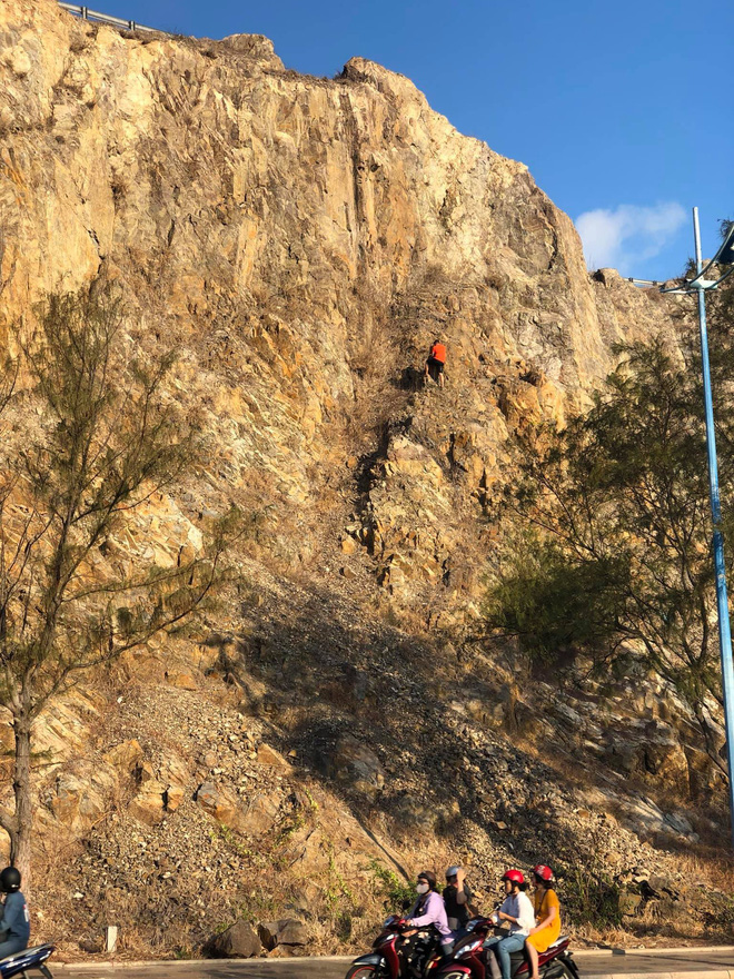 Clip: Nam thanh niên liều lĩnh leo núi đá cheo leo bằng tay không rồi bất ngờ rơi xuống khiến nhiều người rùng mình thót tim