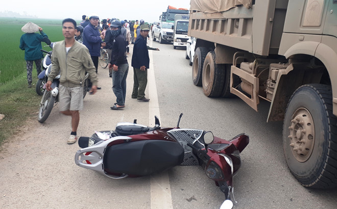 Tài xế lái ôtô bỏ trốn sau tai nạn khiến 2 người chết