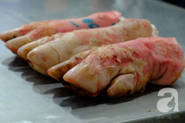 TP.HCM: Hơn 1 tấn thịt heo giết mổ chui, có dấu hiệu lở mồm long móng bị bắt tại chợ đầu mối Bình Điền